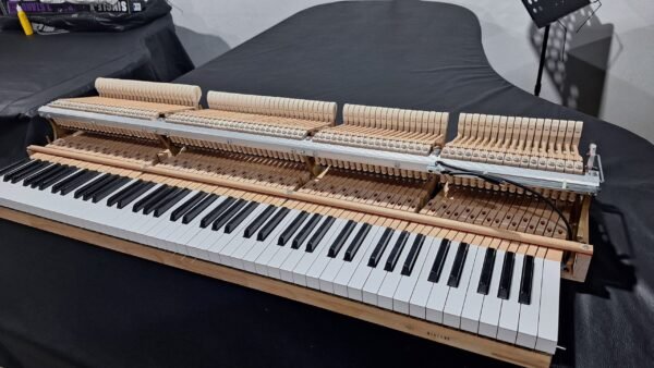 Piano de Cauda Yamaha GB1K SILENT SG2 - Usado 2016 - Imagem 3