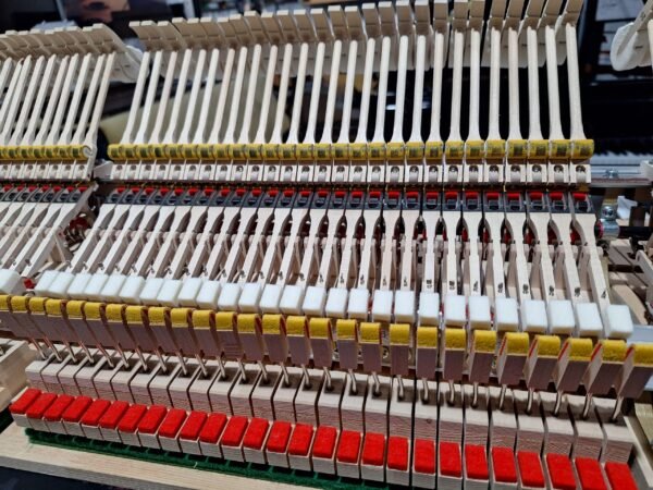 Piano de Cauda Yamaha GB1K SILENT SG2 - Usado 2016 - Imagem 5