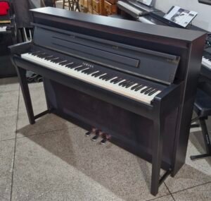 Piano Digital Yamaha Clavinova CLP-785B (2022) (Usado)